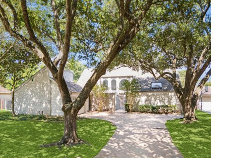 3227 Robinson Road